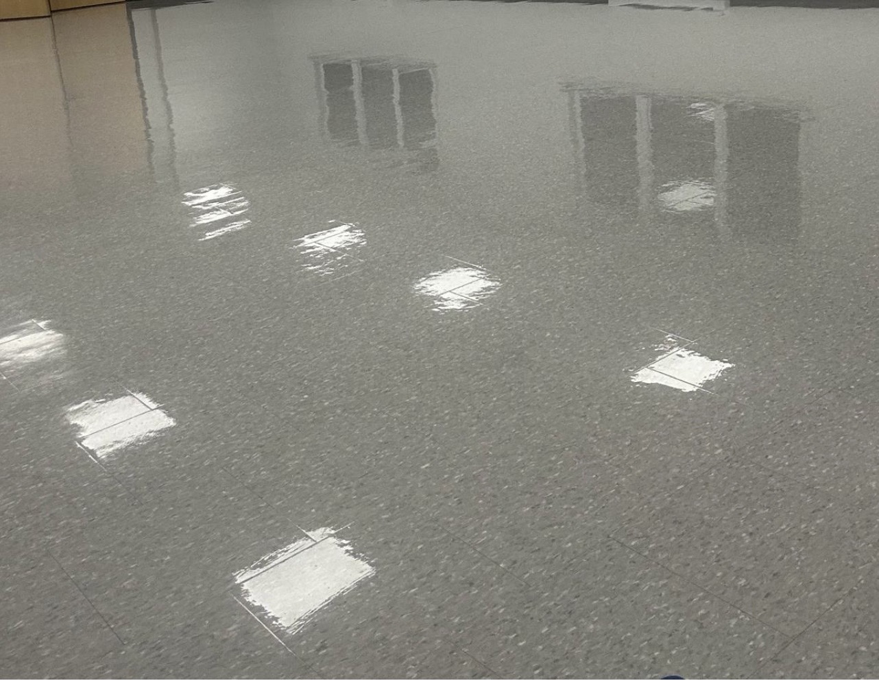 Plancher commercial poli et lustré avec reflet miroir après cirage professionnel