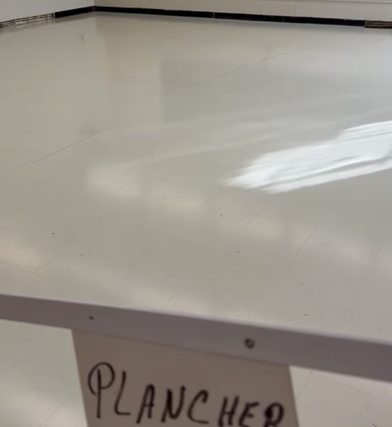 Plancher résistant à l'eau récuré