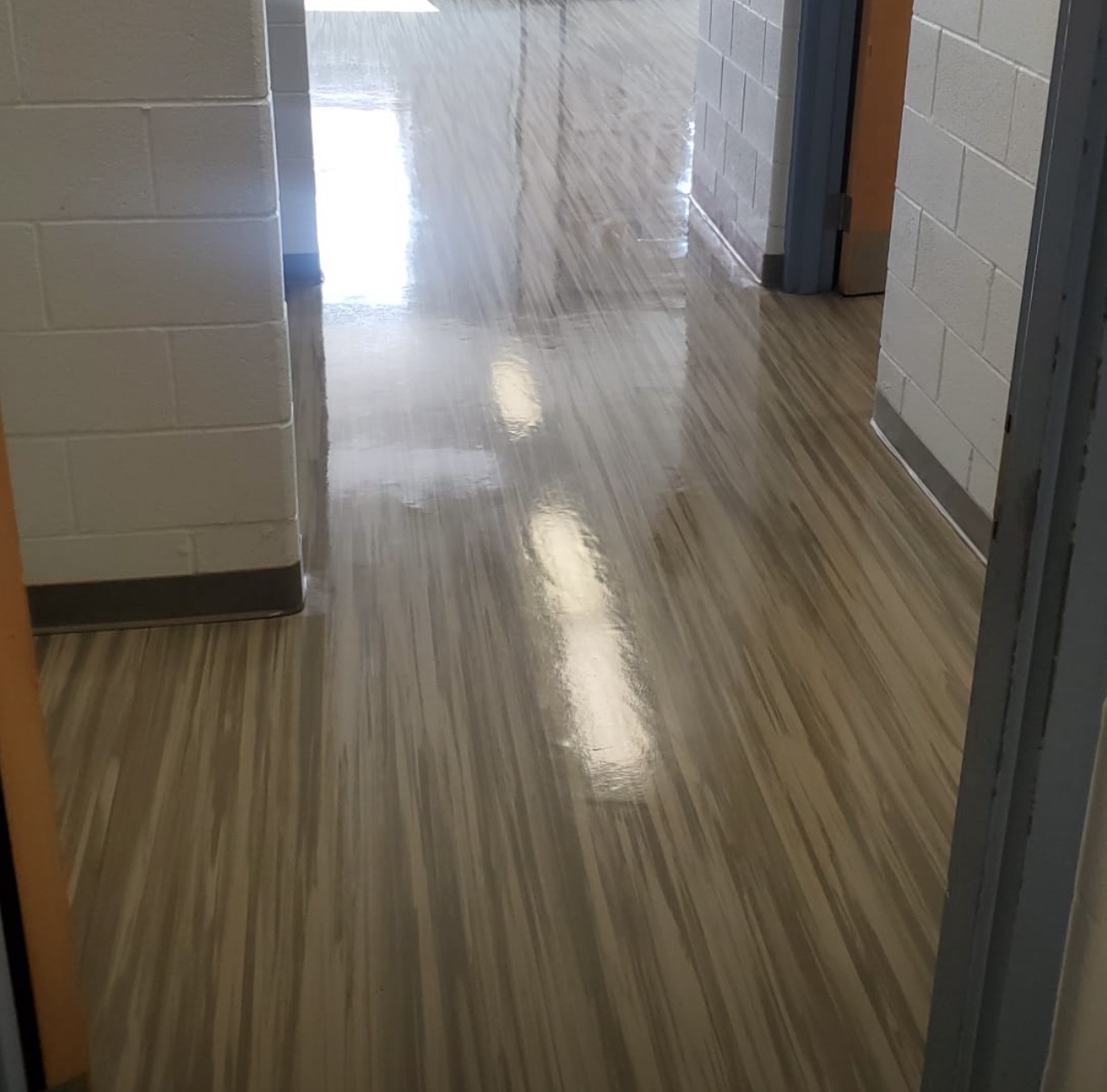 Corridor institutionnel avec plancher ciré et lustré par Le Bon Ménage Québec